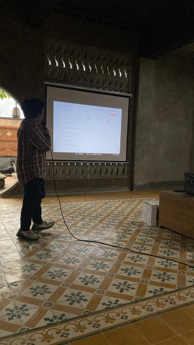 Peserta mempresentasikan hasil di depan layar