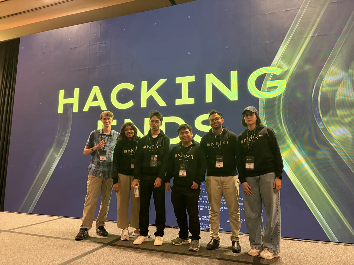 Tim di atas panggung acara hackathon