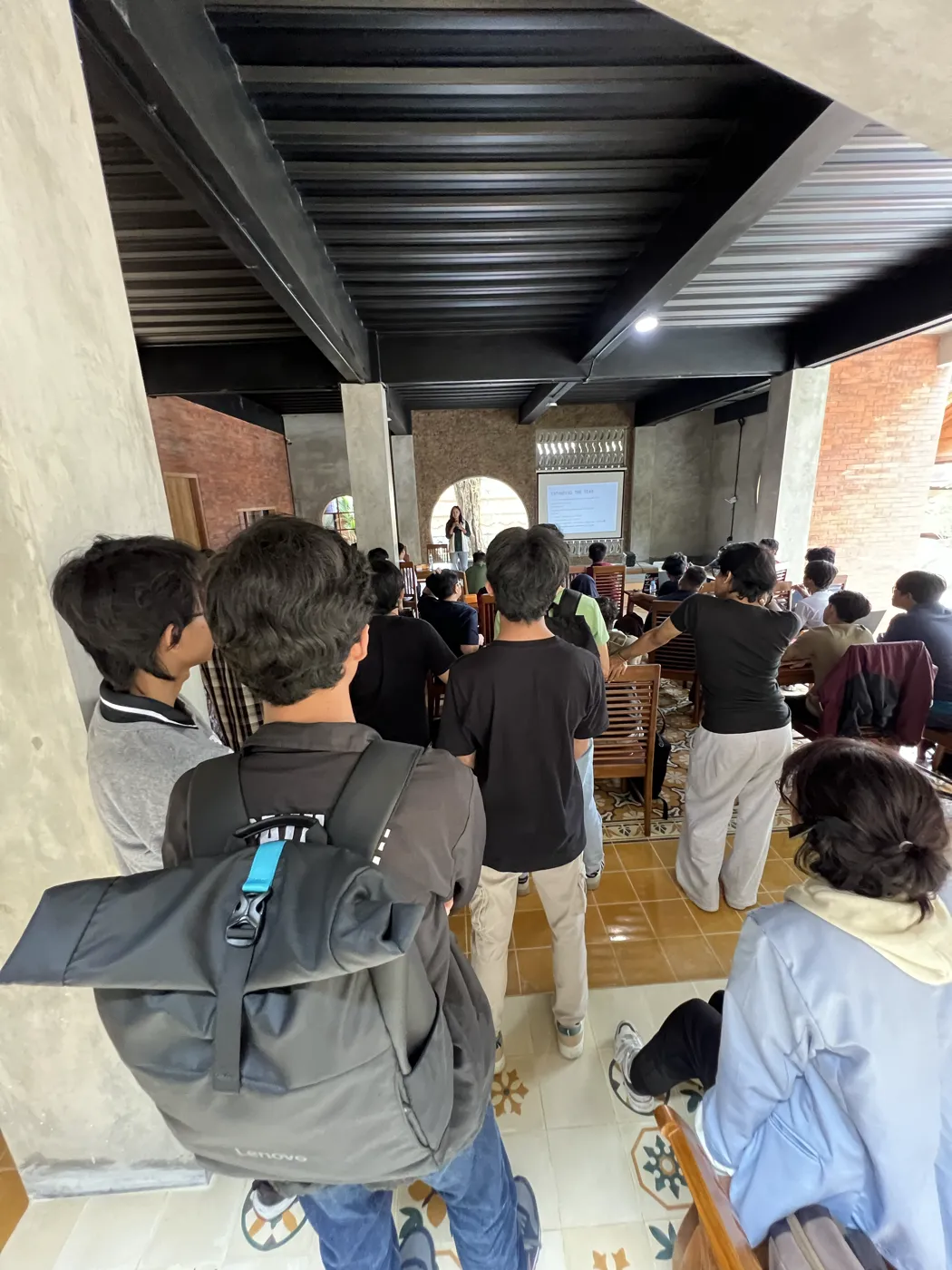 Sesi presentasi tim di ruang kelas
